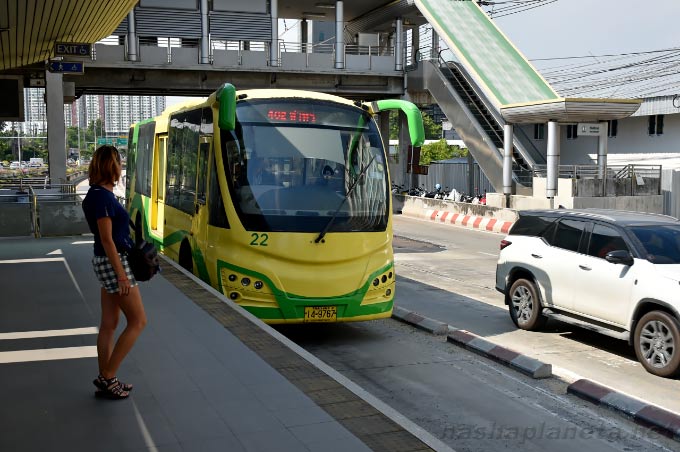 Поезд аэропортового метро в аэропорту Бангкока
