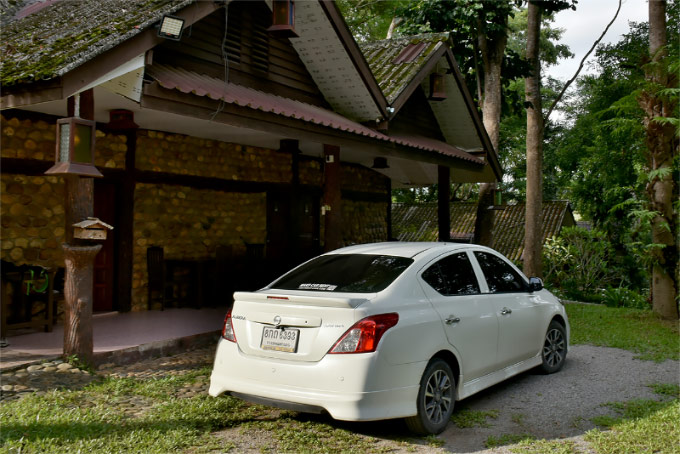Наш Nissan Almera на фоне тайского пейзажа