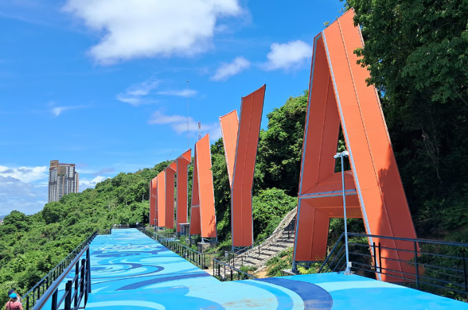 Знаменитая надпись PATTAYA CITY на холме Пратамнак – символ Паттайи