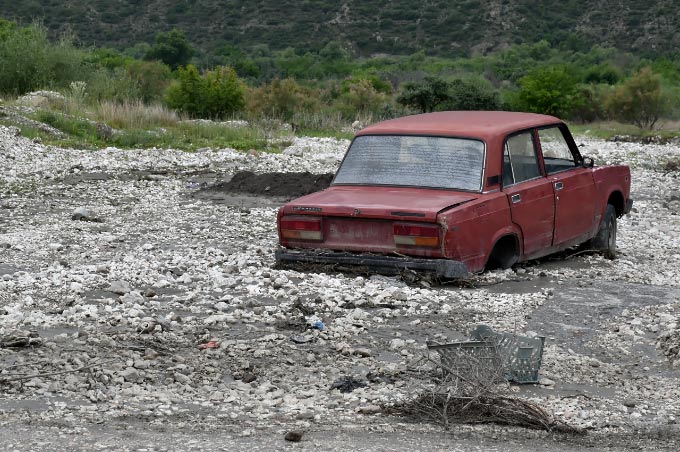 Автомобиль, смытый селевым потоком в Дагестане