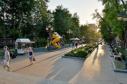 Аллея на проспекте Ленина